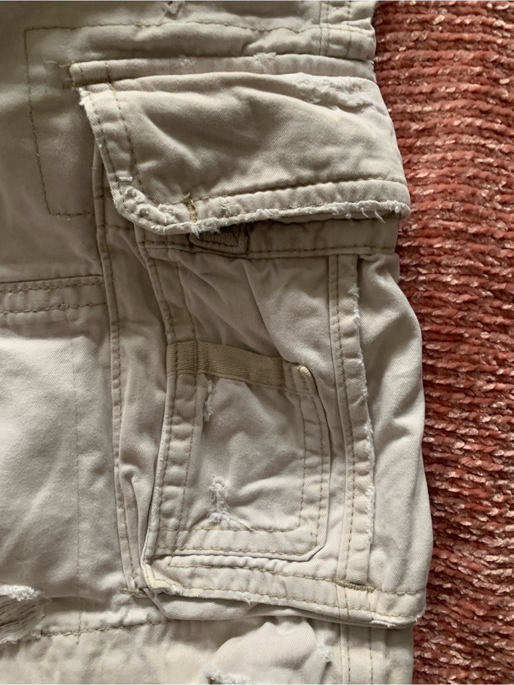 Pre-Owned: Abercrombie & Fitch Men's Distressed Cargo Shorts - Cream. - Picture 3 of 14